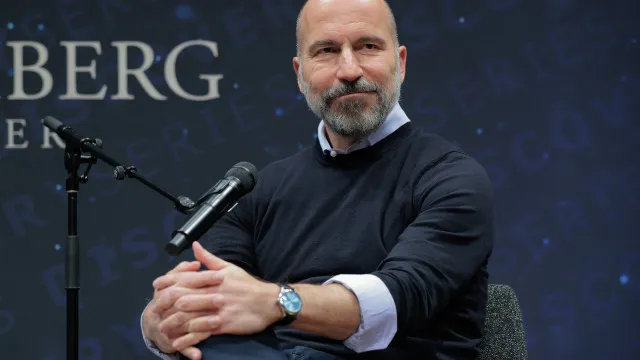 
                    CEO da Uber diz que empresa está a investir em IA (e a contratar menos)
                