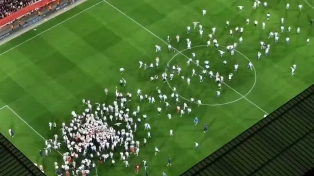 
                    Loucura total. Friburgo festeja final da Liga Europa com invasão de campo
                