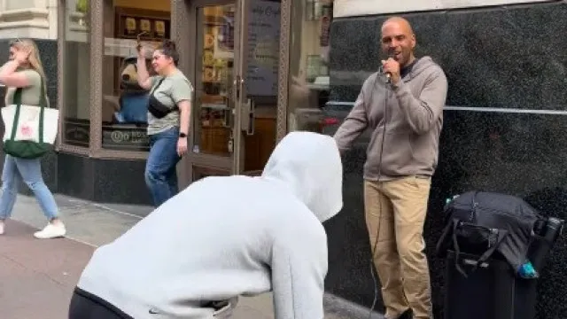 
                    Cantor de rua é roubado durante atuação. Mas há uma reviravolta
                