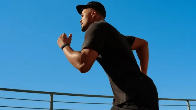 Google desvenda nova pulseira de fitness sem ecrã. Chama-se Fitbit Air