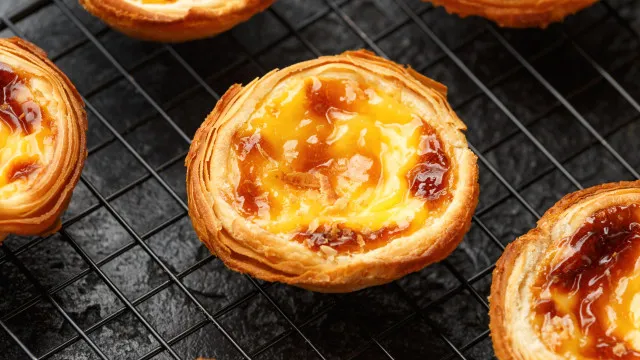 
                    Esta receita de pastéis de nata na air fryer é ideal para os mais gulosos
                