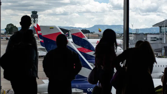 
                    Drone com explosivos descoberto perto do aeroporto da capital da Colômbia
                