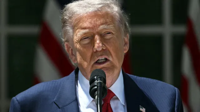 
                    Trump quer suspender impostos sobre combustíveis para aliviar americanos
                