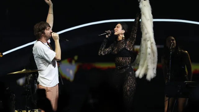 
                    Dua Lipa no palco com Tame Impala canta tema produzido por Kevin Parker
                