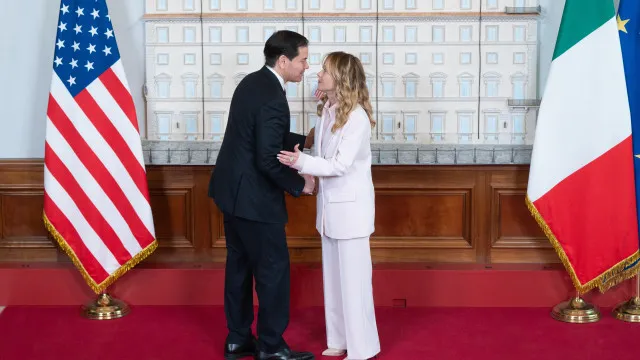 
                    Rubio termina visita a Itália destinada a aliviar tensões entre Roma e Trump
                