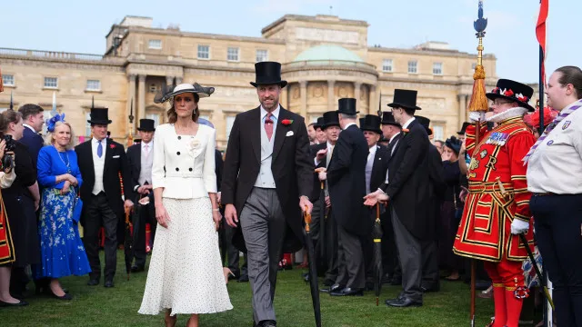 
                    Kate Middleton e William realizam festa no jardim do palácio. As imagens
                