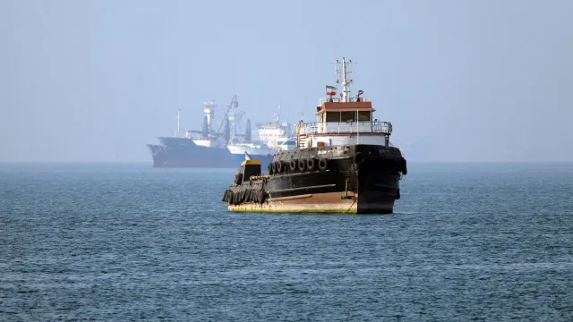 
                    Até 400 navios continuam retidos no estreito de Ormuz há seis meses
                