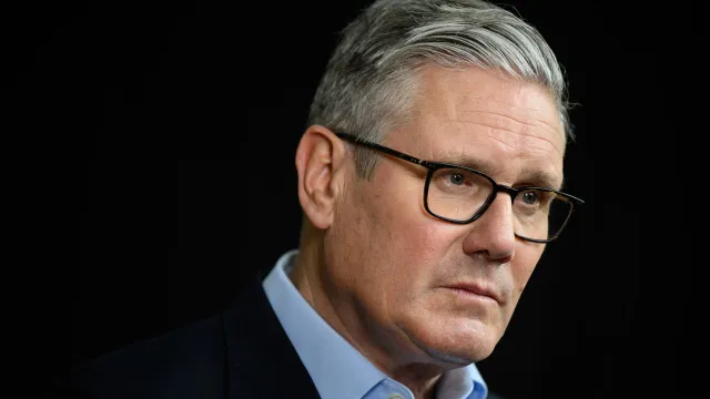 
                    Starmer admite erros e promete ouvir eleitores após derrota trabalhista
                