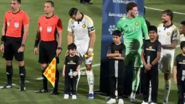 Gesto de Cristiano Ronaldo com criança na Arábia já corre mundo