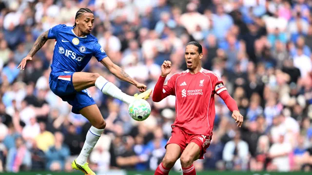 
                    Chelsea empata na visita ao Liverpool e ajuda... Benfica e Sporting
                