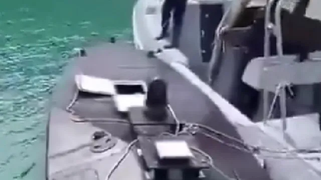 
                    As imagens do drone marítimo com explosivos encontrado gruta na Grécia
                
