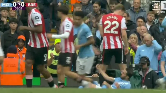 Que se passou aqui? Duelo com Collins deixou Bernardo Silva… neste estado