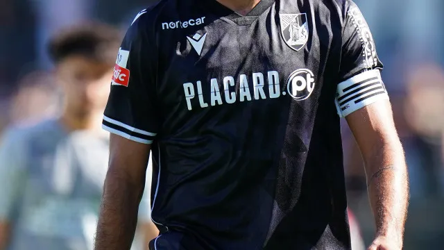 
                    Caldo entornado no Vitória. Nélson Oliveira quebra silêncio após castigo
                