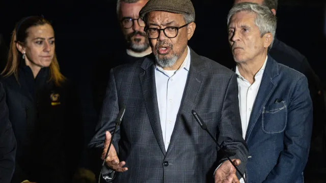 
                    Hantavírus: Diretor da OMS em Tenerife tenta tranquilizar residentes
                