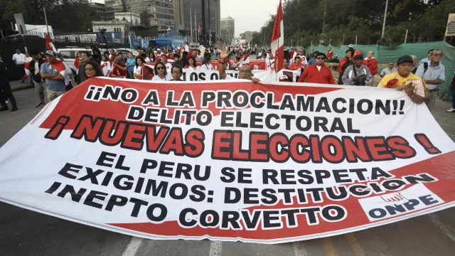 
                    Sobe a tensão eleitoral no Peru com 99,5 % dos votos apurados
                