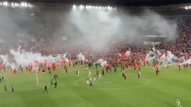 
                    Tochas, agressões... Invasão em massa suspende jogo do título checo
                