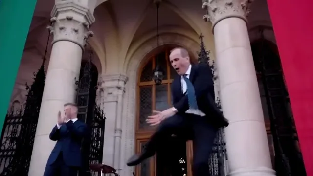 
                    Candidato a ministro da Saúde da Hungria dá (mais 1) espetáculo de dança
                