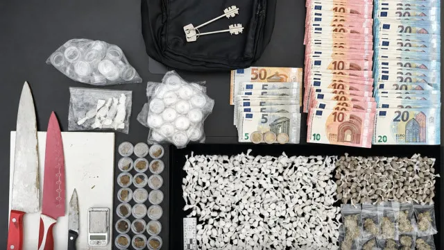 
                    PSP detém 3 suspeitos e apreende quase 1.500 doses de droga em Lisboa
                