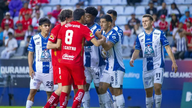 Paulinho lesiona-se e Toluca tomba com estrondo