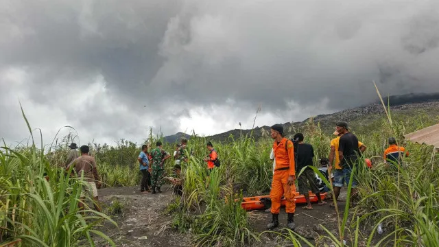 
                    Corpos de turistas encontrados abraçados após erupção na Indonésia
                