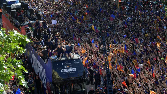 Festa 'rija'. Multidão marca presença no desfile do campeão Barcelona