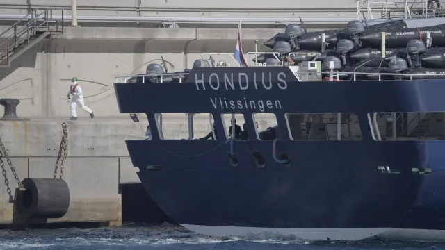 
                    Navio atraca nas Canárias para últimos desembarques por mau estado do mar
                