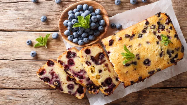 
                    Bolo de banana com mirtilos. O lanche de domingo acabou de ficar melhor
                