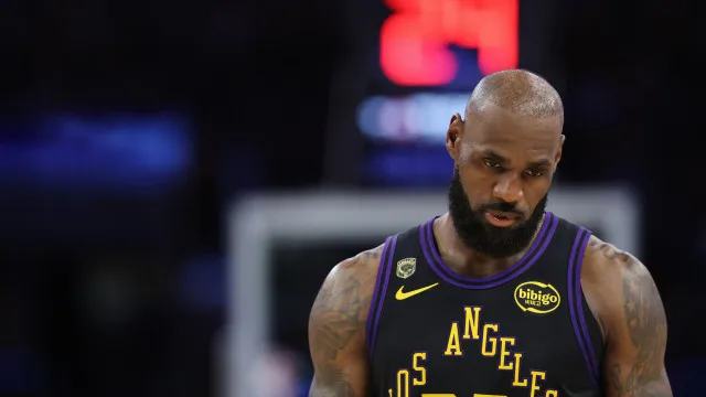 Fim de uma era? LeBron James é 'varrido' dos playoffs e vira incógnita