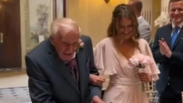 
                    Bert esteve à beira da morte. Um convite da neta fê-lo voltar a andar 
                