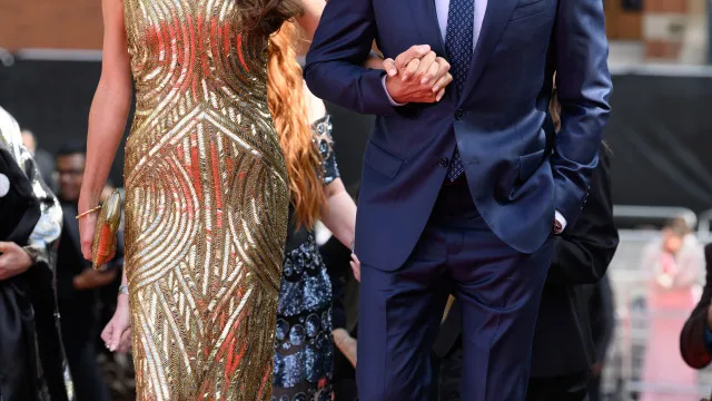 
                    Amal deslumbra junto de George Clonney (e na presença do rei Carlos III)
                