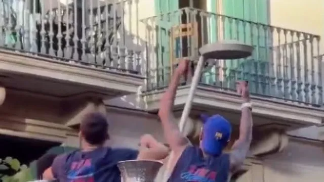 Raphinha reage com pirete a camisola do Real Madrid na festa do Barcelona