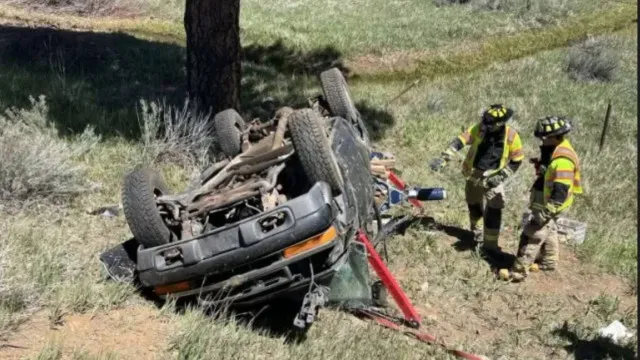 
                    Após acidente, menina de 5 anos ficou 30 horas junto aos corpos dos pais
                