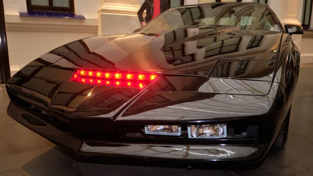 
                    Carro parado em museu multado por excesso de velocidade. Como?
                