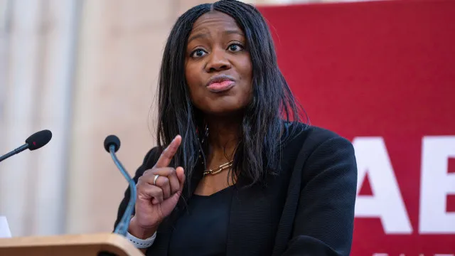 
                    Ministra britânica demite-se e pede a Starmer que faça o mesmo
                