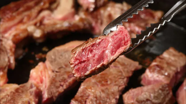 
                    Atenção à carne mal passada! Surto de Hepatite E começa na alimentação
                