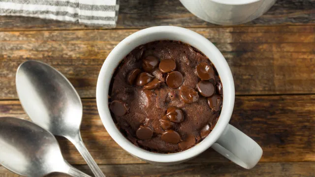 
                    O delicioso bolo de caneca de chocolate que os mais gulosos vão adorar
                