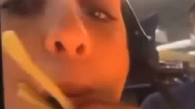Funcionária do McDonald’s filma-se a colocar batatas na boca… e em pacote