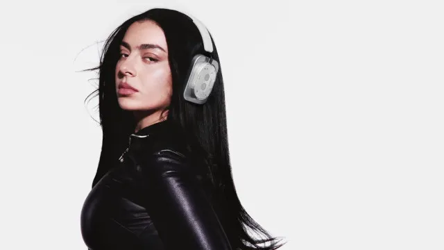 Nothing alia-se a Charli xcx. Artista adquire participação na empresa