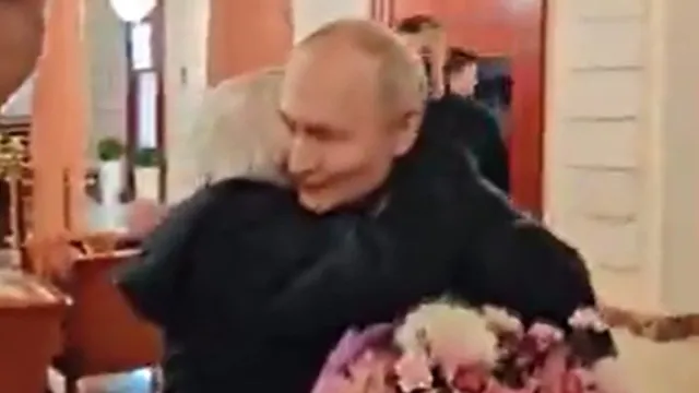 
                    Vídeo de reencontro entre Vladimir Putin e antiga professora fica viral
                