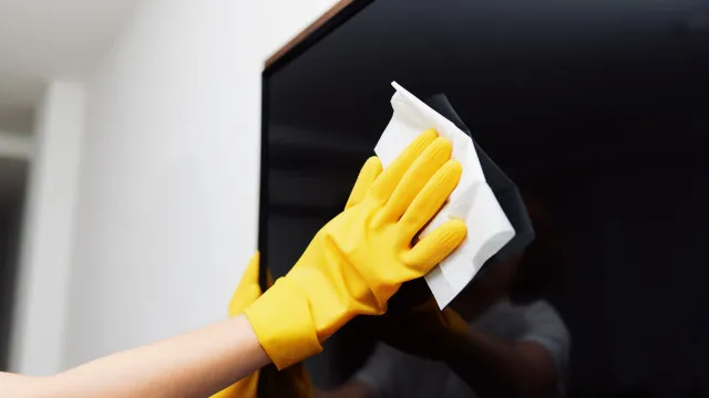 
                    O truque para limpar a televisão sem deixar marcas no ecrã
                