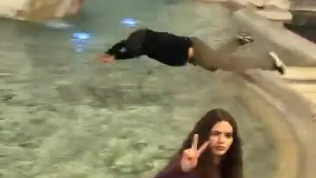 
                    Turista detido em Itália após mergulhar na Fontana di Trevi. Há vídeo
                