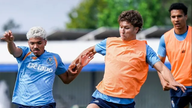 Farioli chama dois 'bês' no início da preparação do FC Porto-Santa Clara