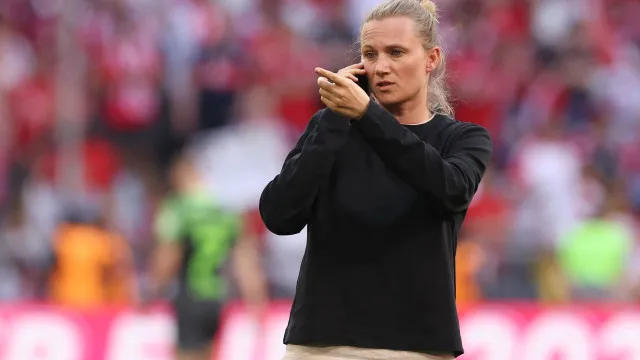 Kathleen Krüger 'imita' Helena Costa e é diretora desportiva do Hamburgo