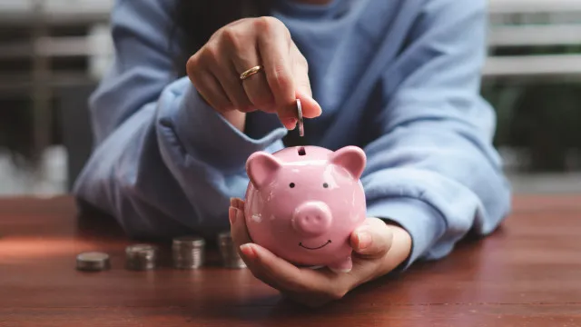 
                    Forretas ou poupados? Os 3 signos que pensam muito bem antes de gastar
                