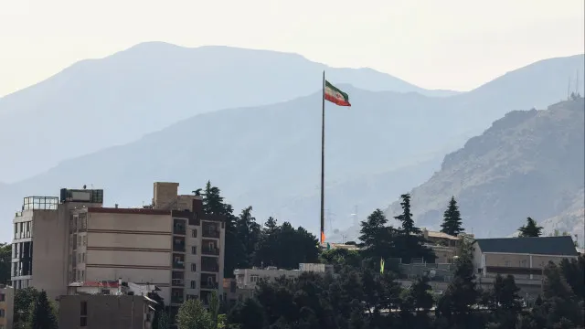 EUA lanÃ§am novos ataques aÃ©reos e TeerÃ£o retalia contra paÃses do Golfo