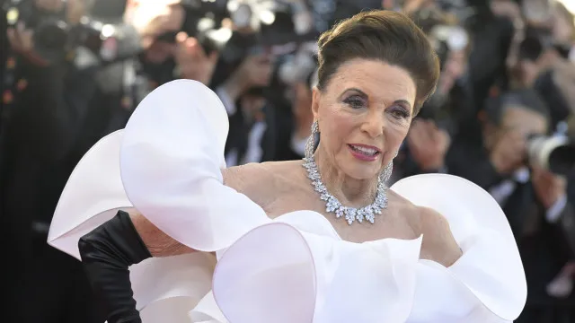 
                    Festival de Cannes. Aos 92 anos, Joan Collins arrasa com look dramático 
                