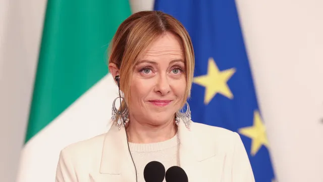
                    Meloni anuncia legislação para relançar energia nuclear em Itália
                