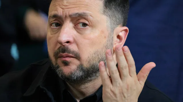 
                    Zelensky denuncia um dos ataques mais massivos com 800 drones
                