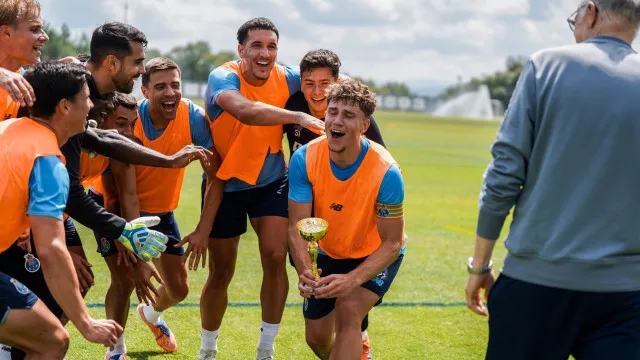 
                    Boa disposição e até um troféu. O treino do FC Porto antes da festa
                