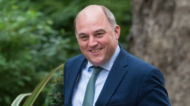 
                    Rússia emite mandado de captura contra ex-ministro da Defesa britânico
                
